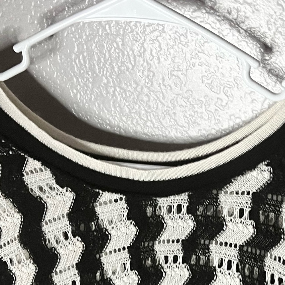 Charlottes Russe | Women's Crop Top: black|white zigzag crochet knit top, small - Picture 4 of 7